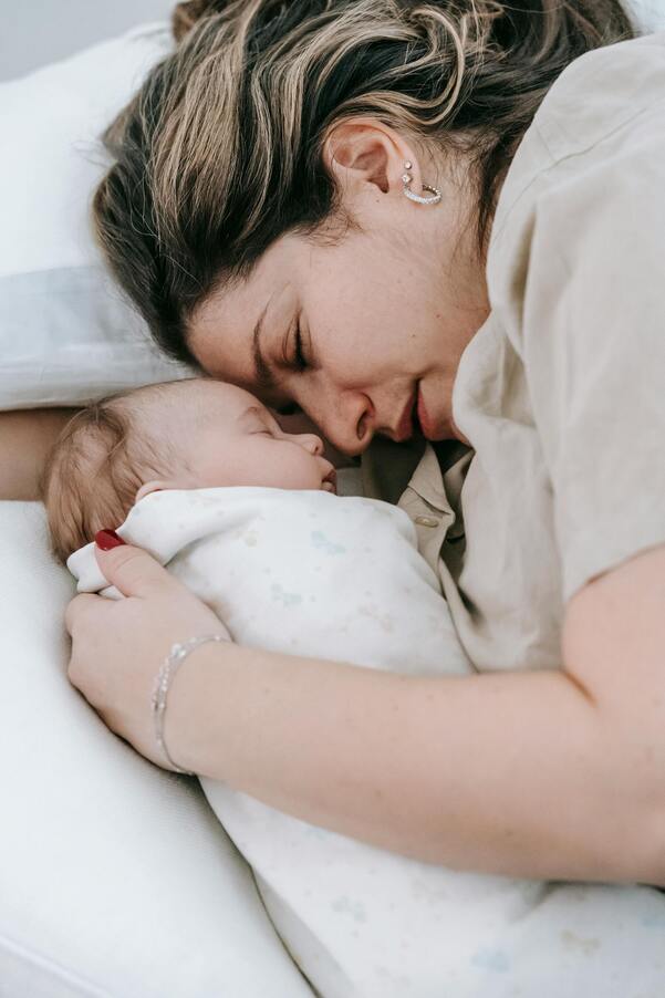 baby op de arm bij moeder
