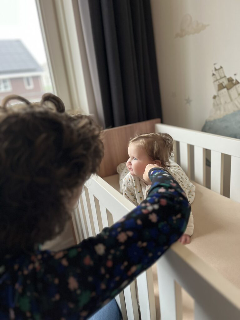 baby wakker in bed troosten dreumes
