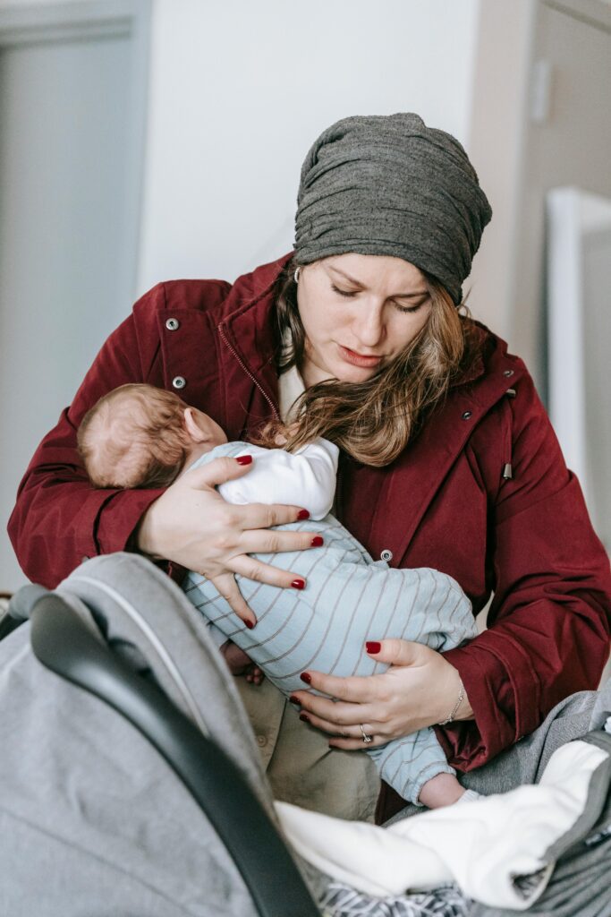 Moeder wiegt haar baby in slaap – nabijheid helpt bij beter slapen